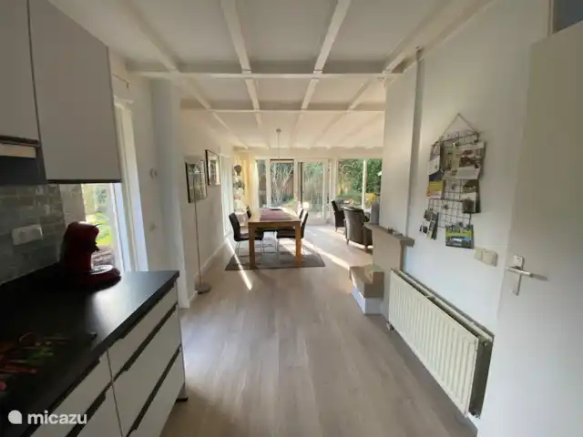 De ruime woonkamer heeft een open haard voor extra gezelligheid
